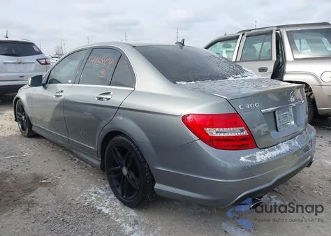 2012 Mercedes-Benz C 300 Sport 4Matic z USA, uszkodzony, nr VIN WDDGF8BB5CR226941